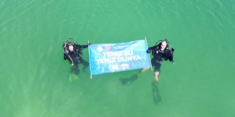 Balık adamlar temiz çevre için dalış yaptı