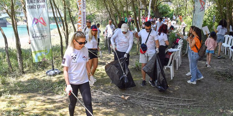 Çamlıyayla Karageçit’te çevre temizliği yapıldı