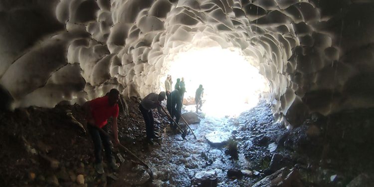 Çığın tahrip ettiği sulama kanalı için seferber oldular