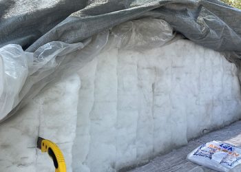 Sıcakta vatandaşlar karla serinliyor