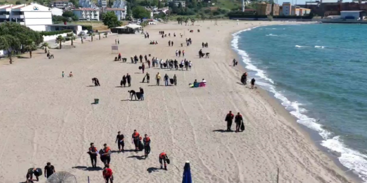 Bir saatte 200 torba çöp çıktı