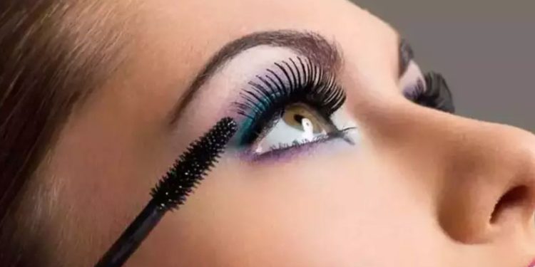 Göz makyajı yaparken dikkat!