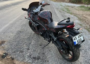 Denizli’de motosiklet şarampole devrildi; 2 yaralı