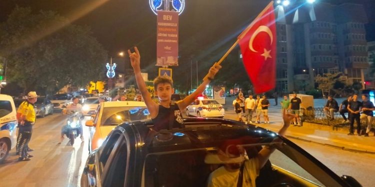 Bizim çocuklar kazandı, Bursalılar sokağa döküldü