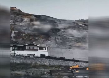 Bir hafta içinde ikinci kez evleri kayaların hedefi oldu