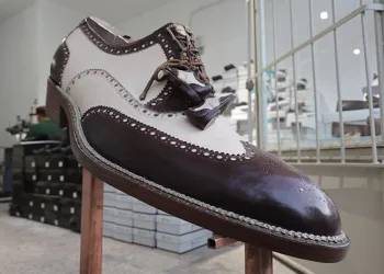 Depremde enkazdan çıkarılan 51 yıllık 1 metrelik ayakkabı Aksaray’da