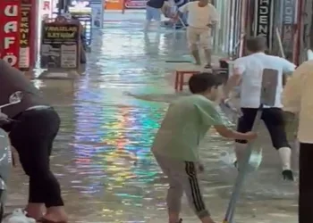 Sağanakta iş yerleri ve evler sular altında kaldı