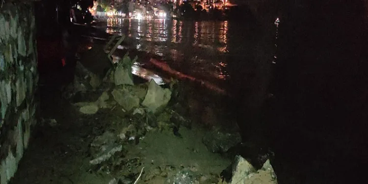 Şiddetli yağışta istinat duvarı çöktü