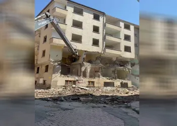 Elazığ’da ağır hasarlı binaların yıkımı sürüyor