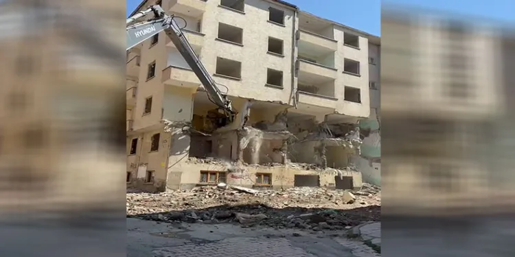 Elazığ’da ağır hasarlı binaların yıkımı sürüyor