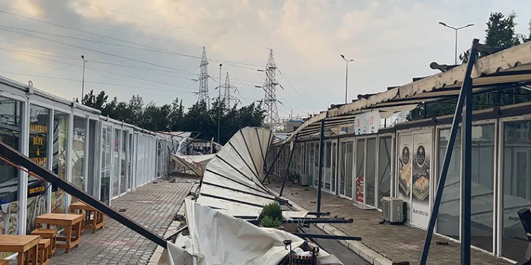 Osmaniye’de fırtınada çatılar uçtu, ağaçlar devrildi