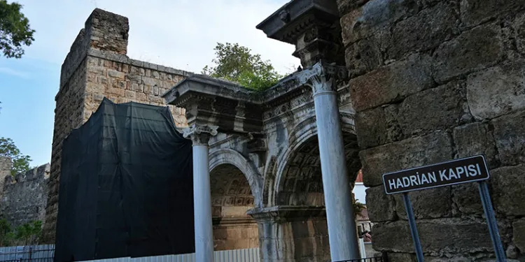 Antalya’nın sembolü Hadrian restore edilecek