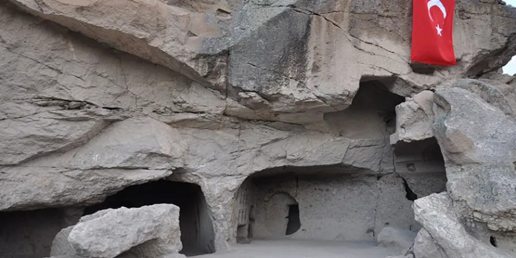 Ani Ören Yeri’nde ilk kaya mescidi gün yüzüne çıkarıldı
