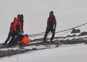 Ağrı dağında hayatını kaybeden 2 dağcının cesedi kamp alanına taşınıyor