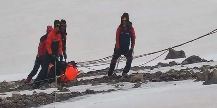 Ağrı dağında hayatını kaybeden 2 dağcının cesedi kamp alanına taşınıyor