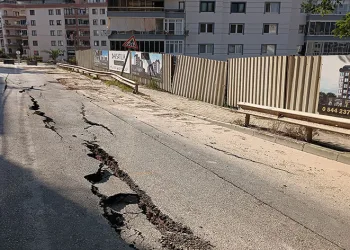 Konut inşaatı yolda göçüğe sebep oldu