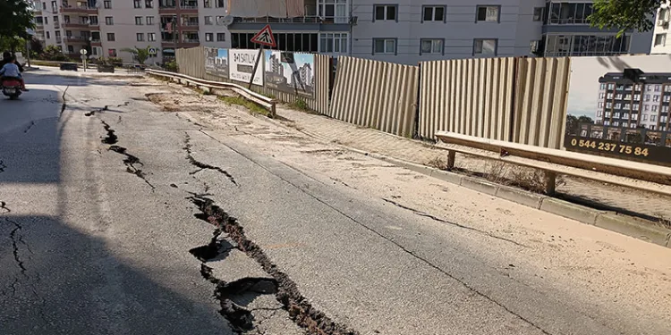 Konut inşaatı yolda göçüğe sebep oldu