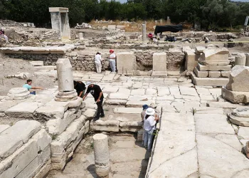 45 derece sıcaklıkta iğne ile tarih kazıyorlar