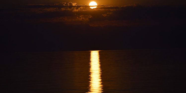 Van Gölü’nde dolunay güzelliği