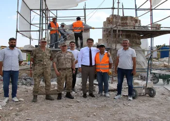 2011 Van depreminde hasar gören kümbette restorasyon çalışması