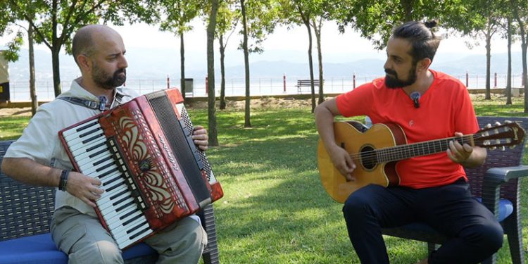 Depremde kaybettiği aşkına şarkı yazdı