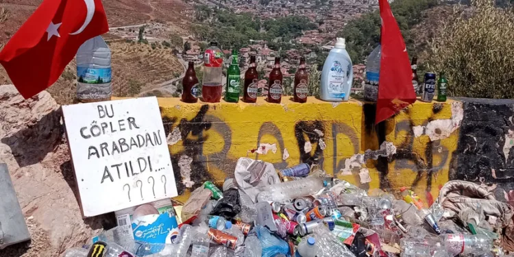 44 yıldır gönüllü olarak çevreyi temizliyor