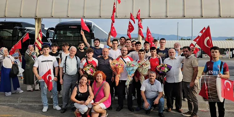 Sporcu ikizler, memleketinde coşkuyla karşılandı