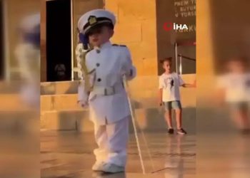 Anıtkabir’de minik asker tebessüm ettirdi