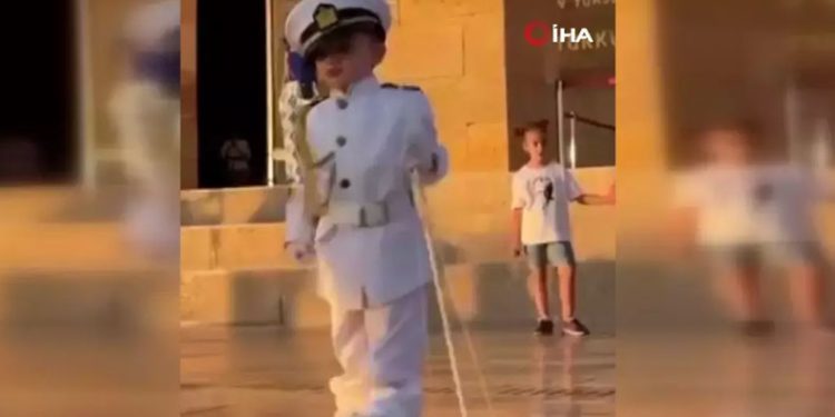 Anıtkabir’de minik asker tebessüm ettirdi