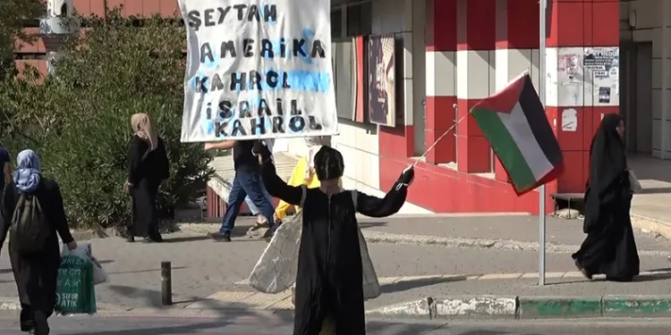 Hayvan kostümleri giyerek İsrail’i protesto etti