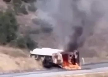 Devrilen akaryakıt tankeri alev topuna döndü