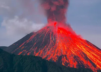 Yanardağ dağcıların tırmanışı sırasında patladı