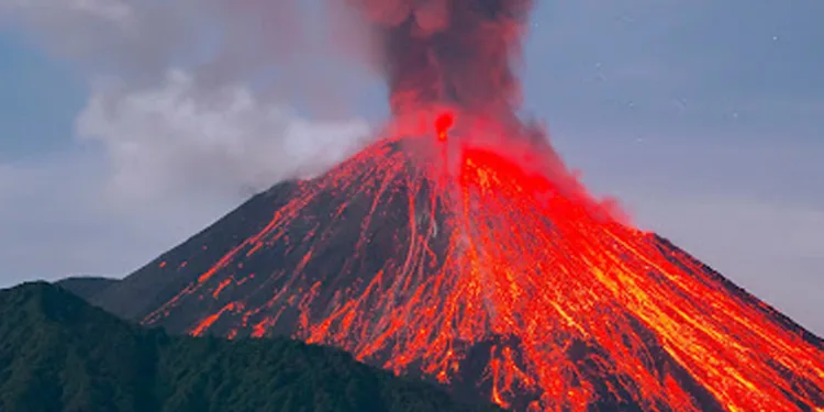 Yanardağ dağcıların tırmanışı sırasında patladı
