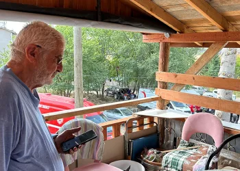 Evlatlarının mezarı için yangın çıkan köylerine döndüler