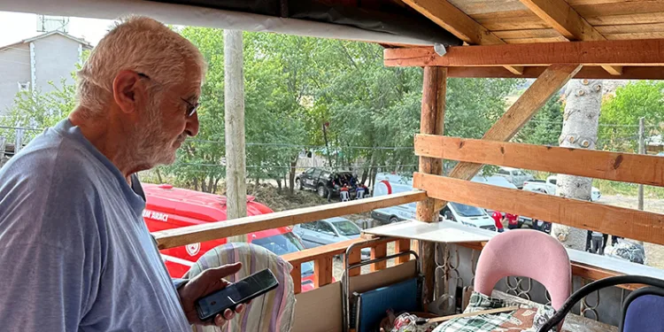 Evlatlarının mezarı için yangın çıkan köylerine döndüler