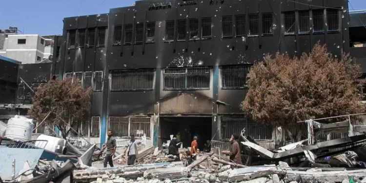 İsrail, Gazze’de UNRWA’ya ait okulu vurdu