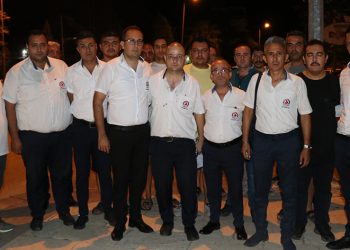 Otobüsün farından rahatsız olan baba-oğul, şoförü darp etti