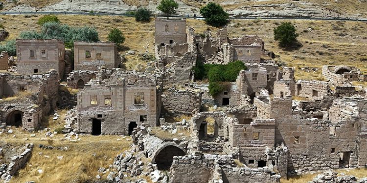 Sular çekildi, mahalle ortaya çıktı