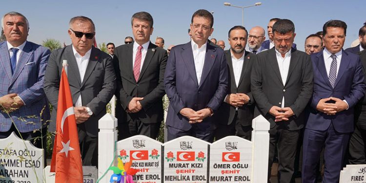 İmamoğlu deprem şehitliğini ziyaret etti