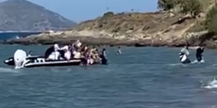 Turistlerin gözü önünde mültecilerin kaçışı herkesi şok etti