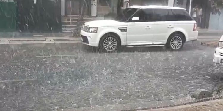 Bahçelievler’de dolu etkili oldu