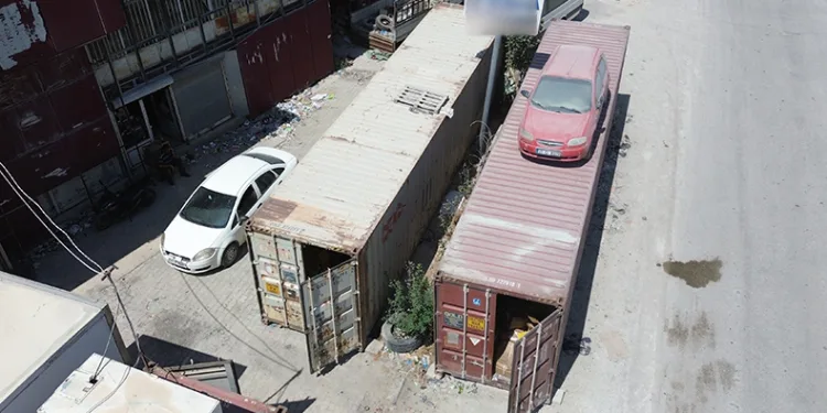 Aracı çalınmasın diye konteynere koydu