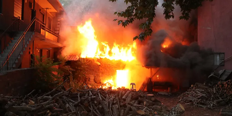 Ekmek fırını ve ayakkabı dükkanı küle döndü