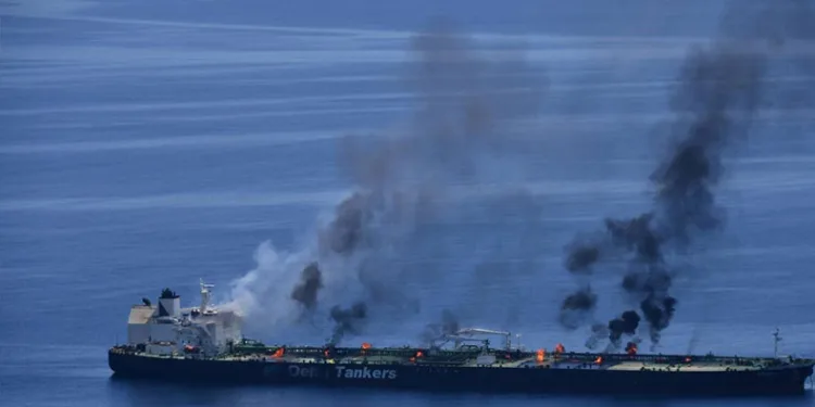 Kızıldeniz’de saldırıya uğrayan petrol tankerinde yangın devam ediyor