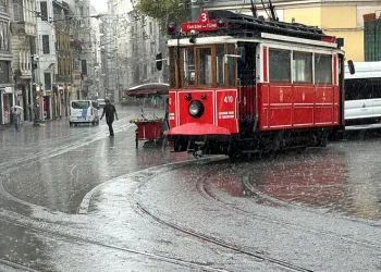 Tramvay yolu su kanalına döndü, seferler durdu