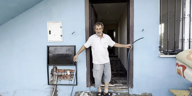 Evin içine hortum sokup çeşmeyi açık bıraktılar