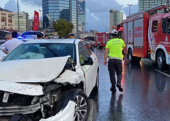 Şişli’de otomobil İETT otobüsüne arkadan çarptı: 3 yaralı