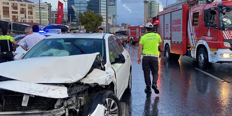 Şişli’de otomobil İETT otobüsüne arkadan çarptı: 3 yaralı