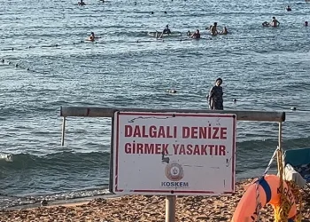 Nişanlısı ile denize giren genç hayatını kaybetti