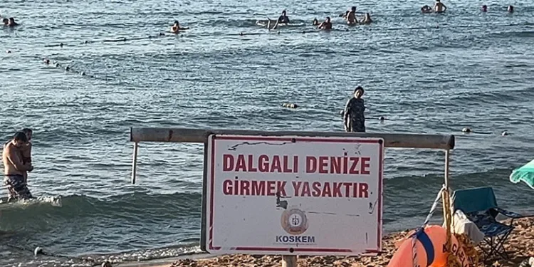 Nişanlısı ile denize giren genç hayatını kaybetti